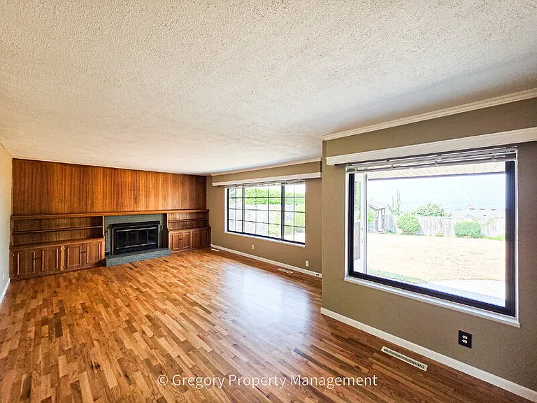 1715 Holbrook Ave — Photo 5