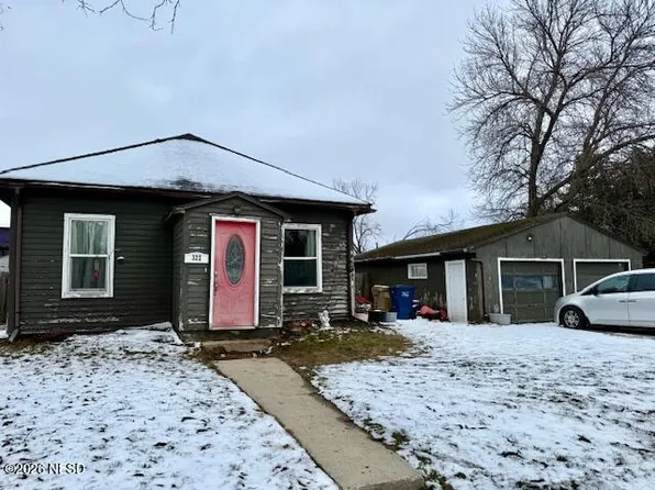 322 9th St NE, Watertown, SD 57201