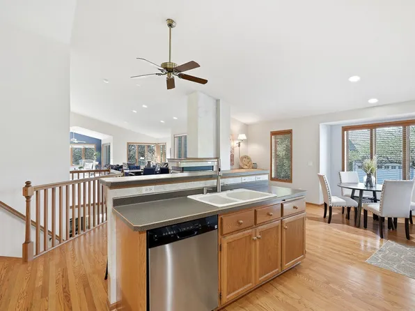 8821 Stonebrooke Ct, Woodbury, MN 55125