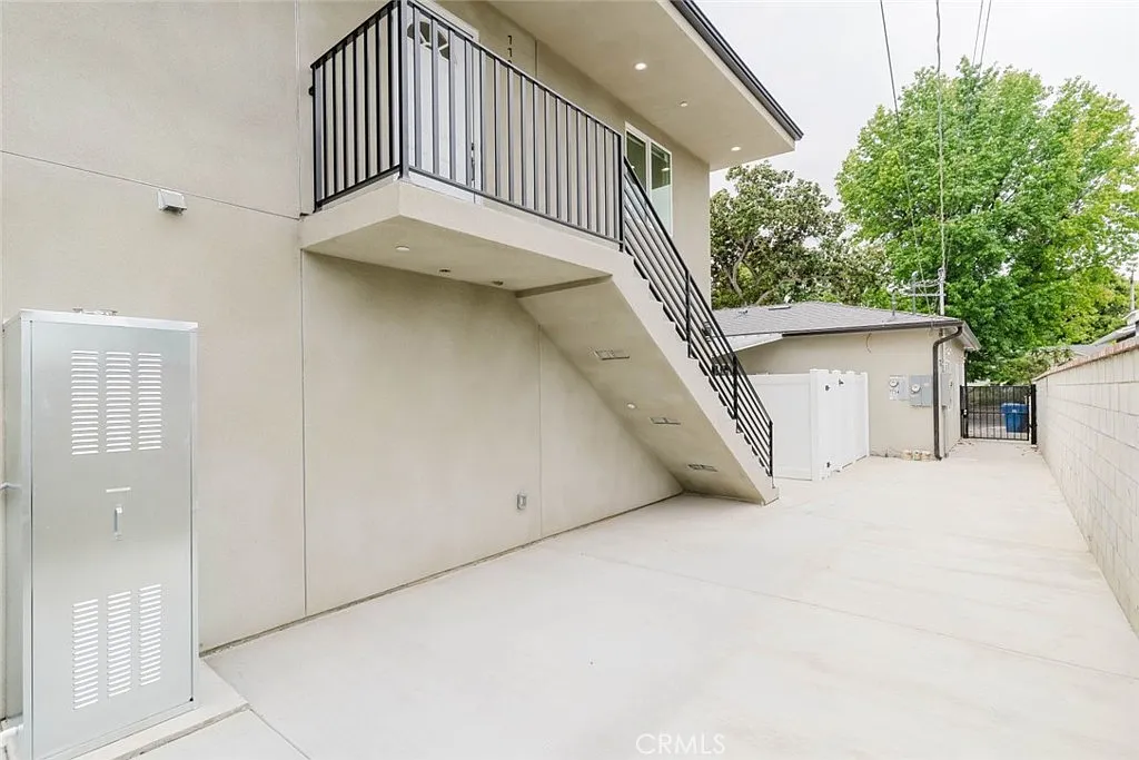 2 bed, 852 sqft, $3,100 — Photo 2