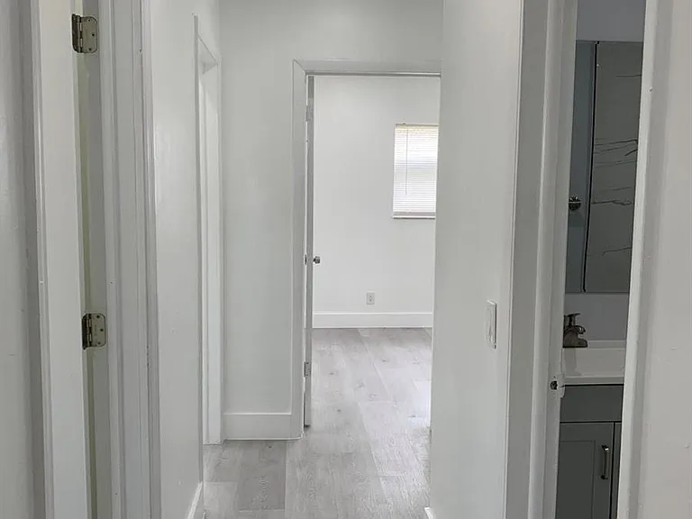 4005 NW 76th Ave — Photo 32