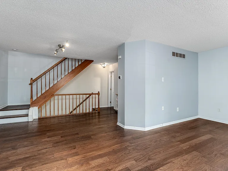 42253 Old Pond Cir — Photo 3