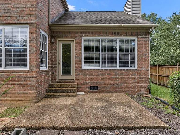 128 Clarendon Cir — Photo 41