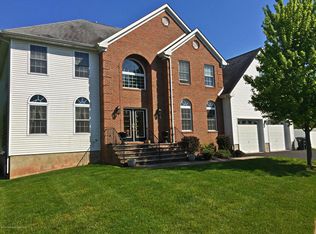 8 Patio Ct, Monroe Township, NJ 08831