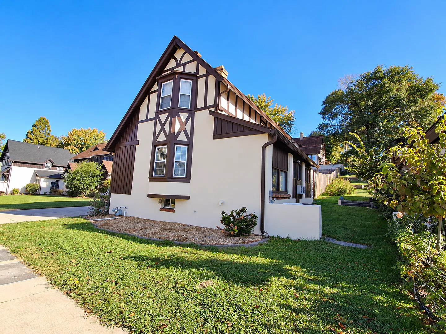 Beautifully Remodeled 3-Bedroom Tudor in Downtown Kingsport! — Photo 2