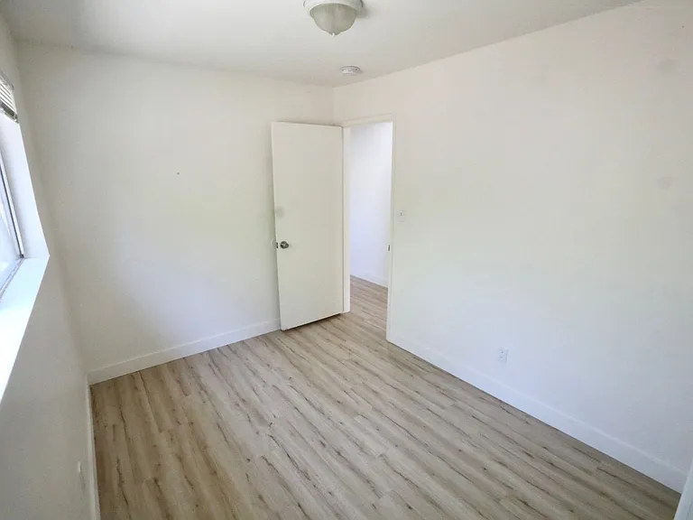 2527 Cedar Ave — Photo 8