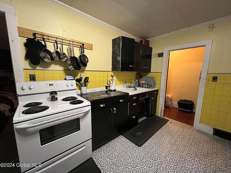 5th image of 27 1/2 Saunders Street