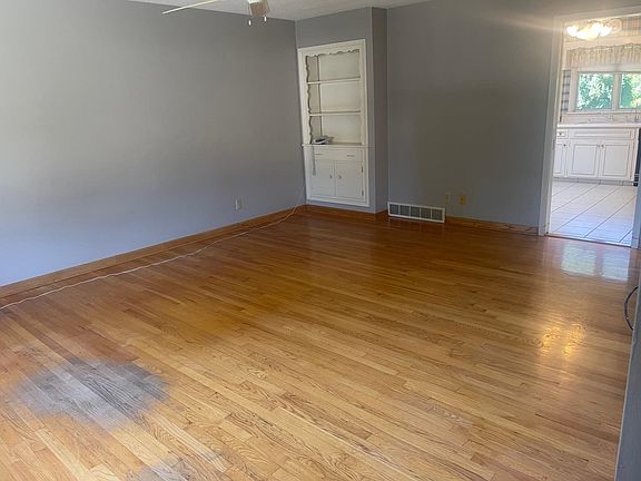 2nd image of 802 Medford Dr
