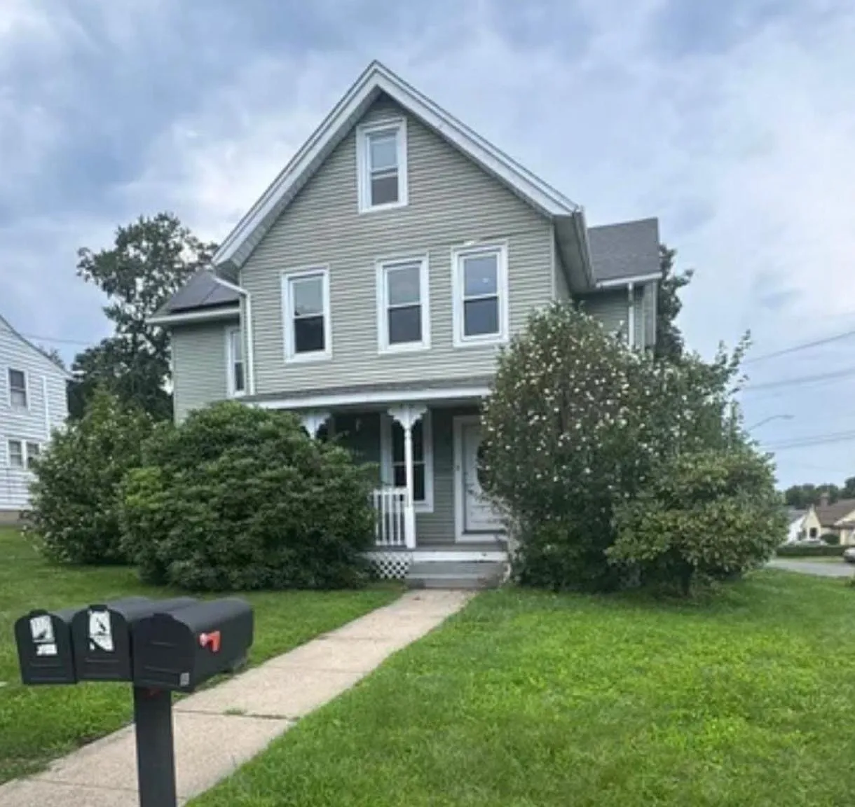 3 bed, 1.0 bath, 2341 sqft, $1,995 — Photo 1