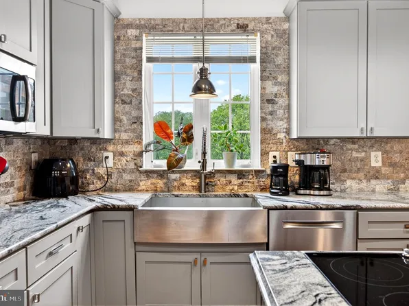8 N Pointe Ter, Middletown, MD 21769