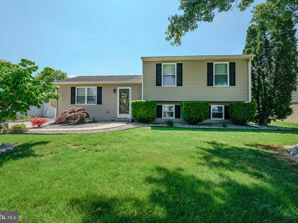 27 Country Ln W, Newark, DE 19702