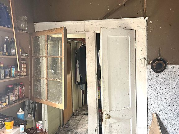 3rd image of 809 11th St SW