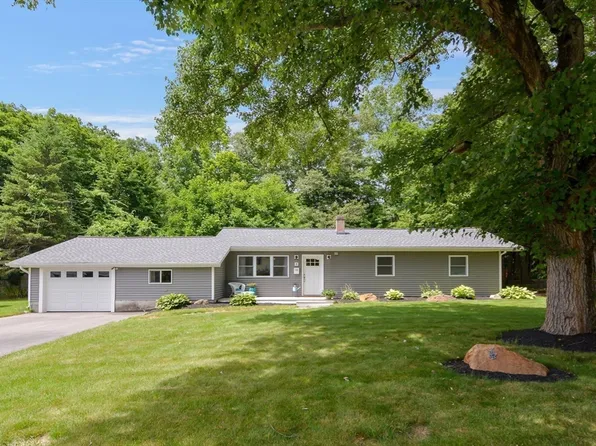 4 Malquinn Dr, Hopedale, MA 01747