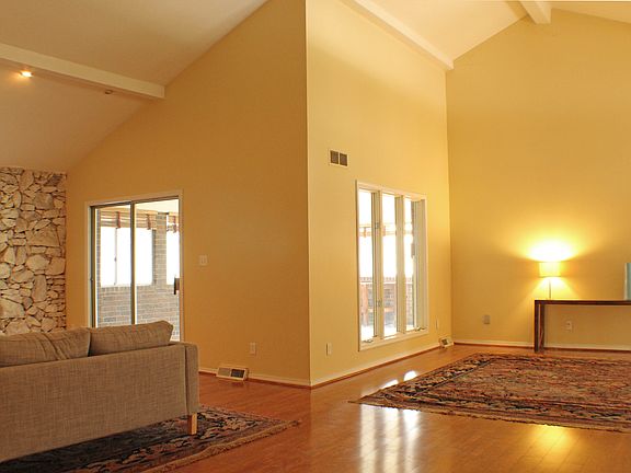 3rd image of 209 Olive St