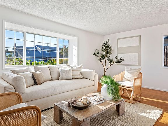 4th image of 256 Gorrion Ave