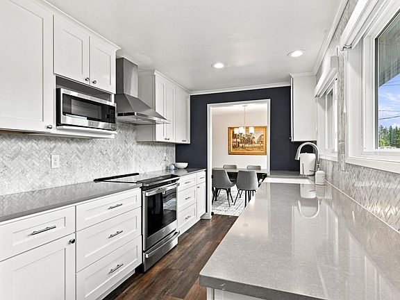4th image of 2652 E 33rd Ave