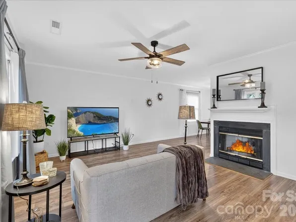 5917 Crape Myrtle Ln, Charlotte, NC 28216