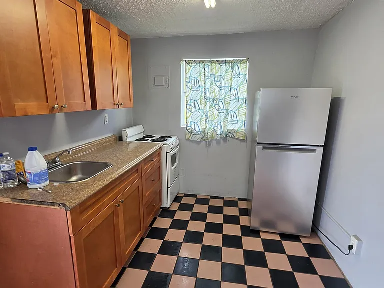 5926 Taft St — Photo 2