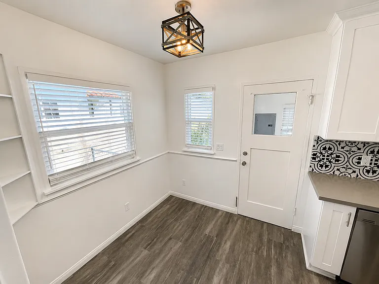 Completely Remodeled Spanish Style Midtown Apartment! Air Conditioning! — Photo 15