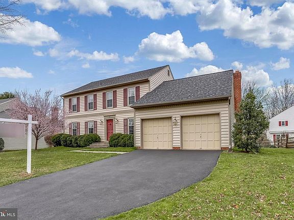 2nd image of 18 Hollyberry Ct