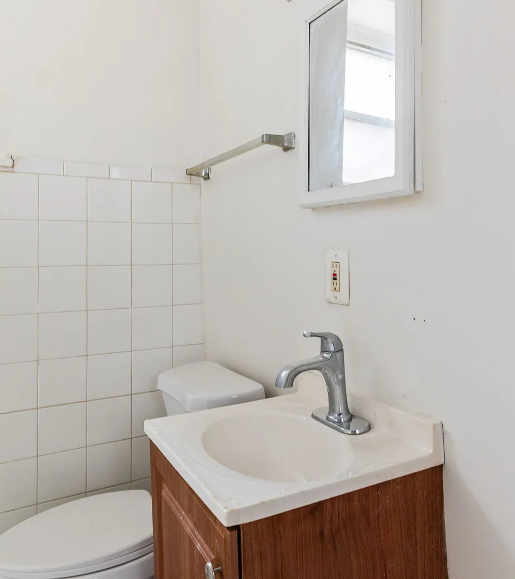 Studio, $890 — Photo 3