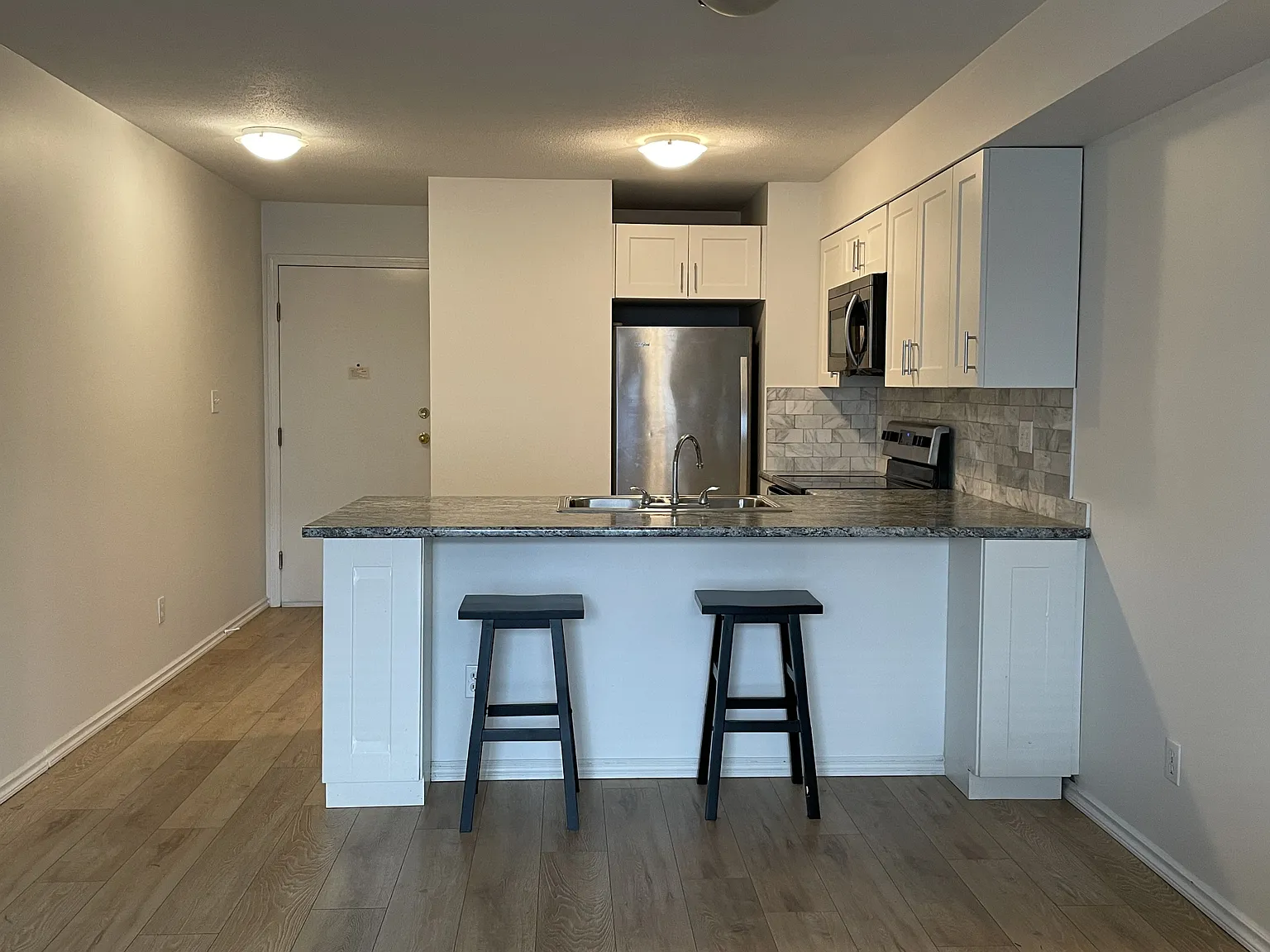 2 bed, 733 sqft, $2,400 — Photo 2