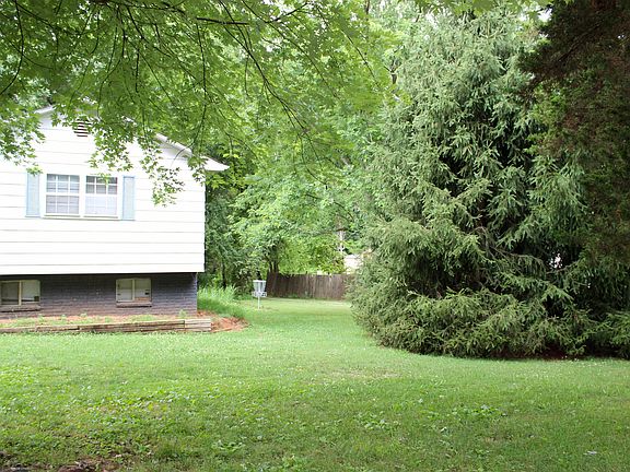 3rd image of 419 Hawkins Rd