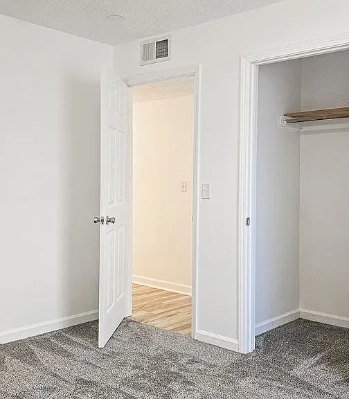 Beautifully updated 4 Bedroom/2 Bathroom downstairs apartment — Photo 19