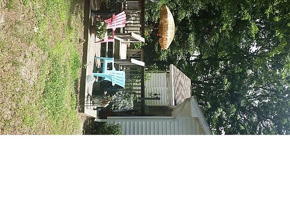 Beautiful Back deck with patio for entertaining/also outside shower