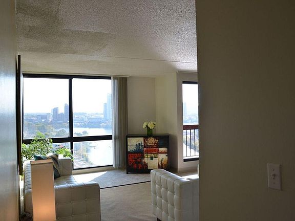 3rd image of 808 Memorial Dr
