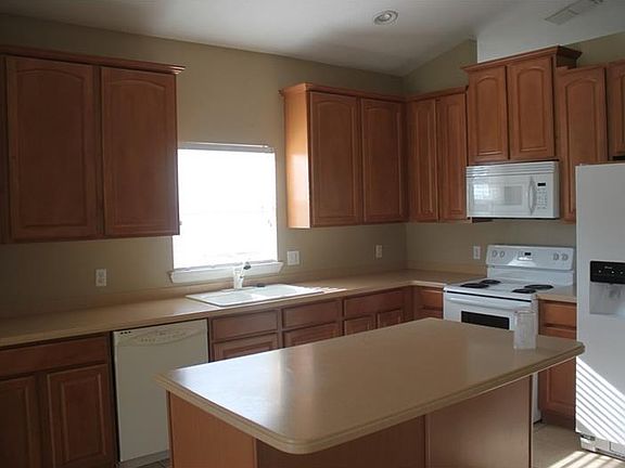 5th image of 853 Hacienda Cir