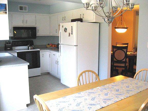 Updated Eat-in Kitchen