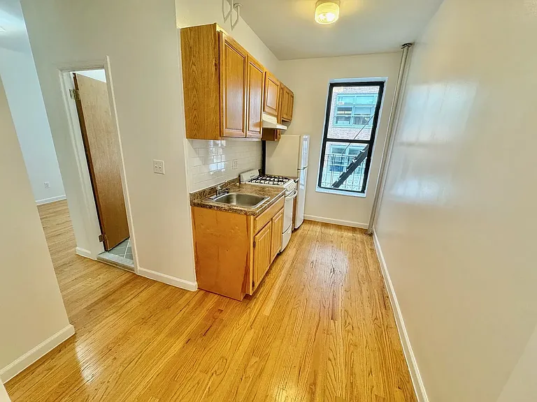 352 W 15th St #402 — Photo 8
