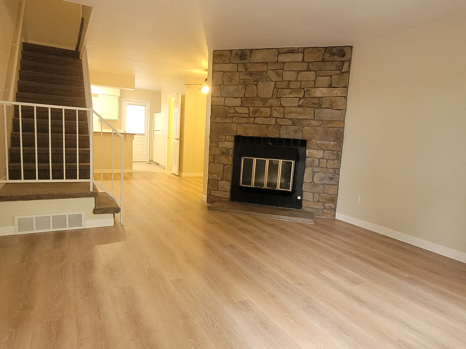 2 bed, 1.5 bath, 1102 sqft, $2,000 — Photo 2