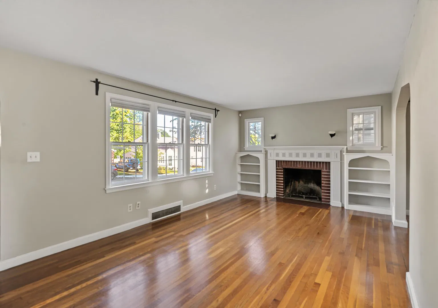 Charming Updated 3 Bed, 1.5 Bath House for Rent in Holyoke! — Photo 4