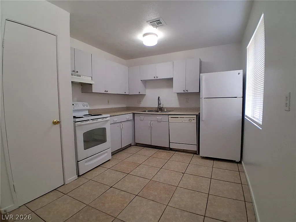3 bed, 2.0 bath, 4232 sqft, $1,305 — Photo 4