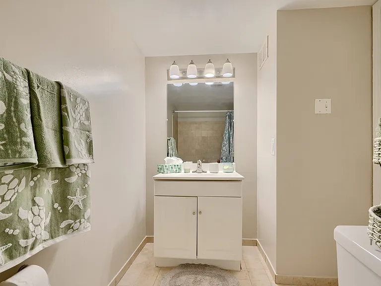 Westchester West Apartments — Photo 37