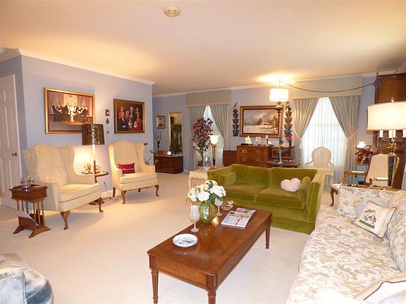 3rd image of 1302 E Croydon Ct