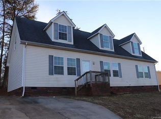 304 Forest Hollow Dr, Statesville, NC 28677