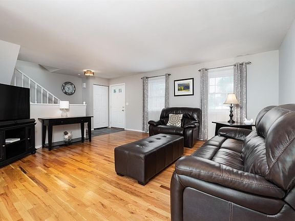 4th image of 13 Creekwood Sq