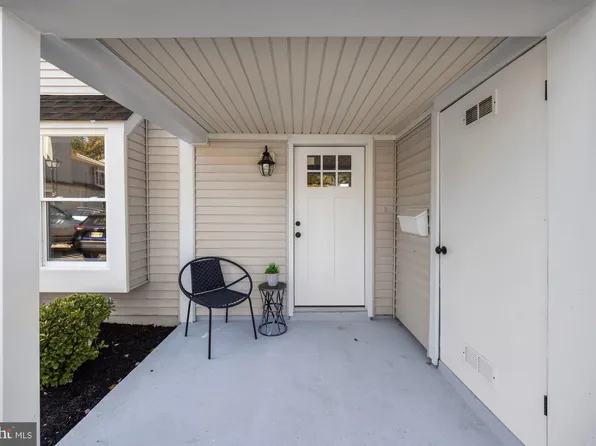 262 Grisscom Ct, Marlton, NJ 08053