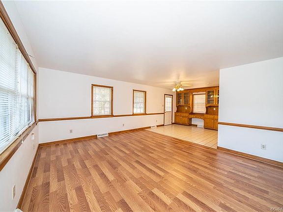 3rd image of 2122 Lakeview Dr