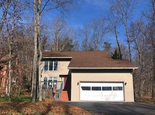 1042 Lakeview Dr, Cross Junction, VA 22625