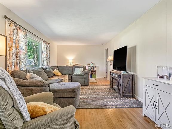 2nd image of 407 S Bel Aire Dr