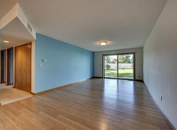 3rd image of 132 Demont Ave E APT 125