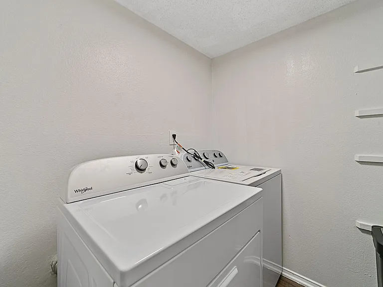 Lakeside Apartments — Photo 33
