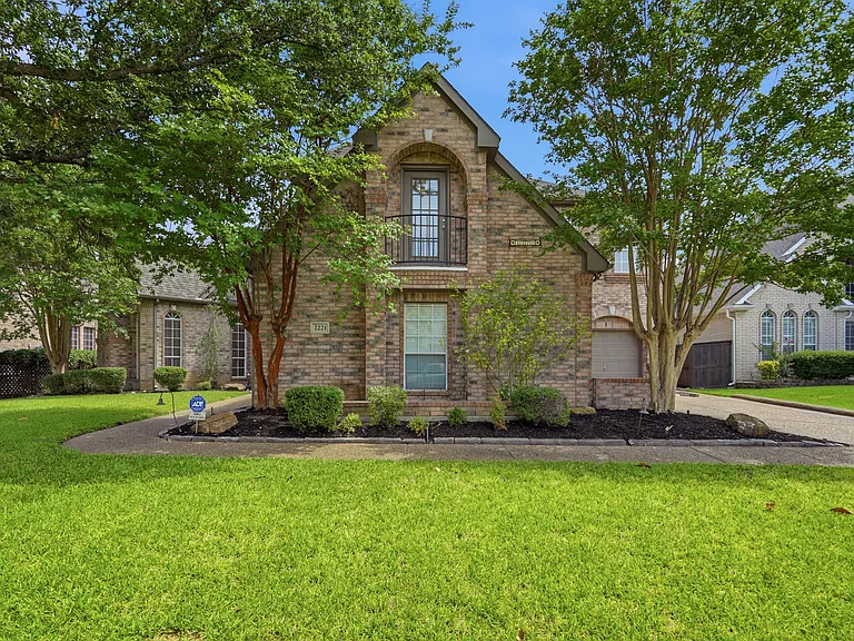 2221 Danielle Dr — Photo 2