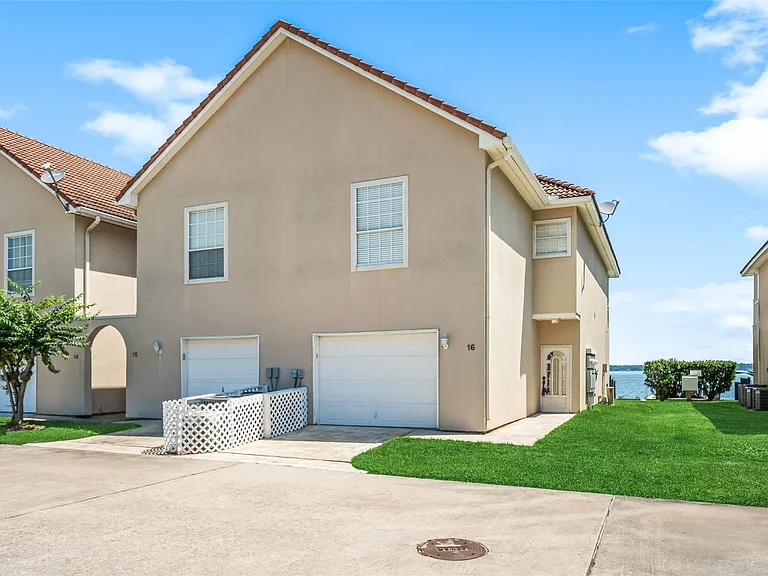 16 Regency Point — Photo 4