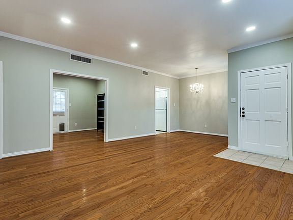 3rd image of 4409 Bellaire Dr S APT 212