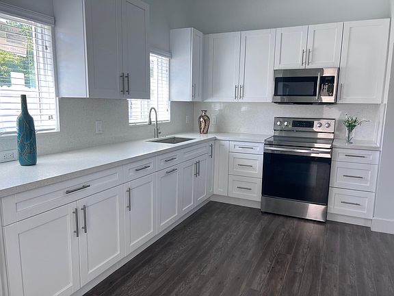 3rd image of 1001 E 18th St #1